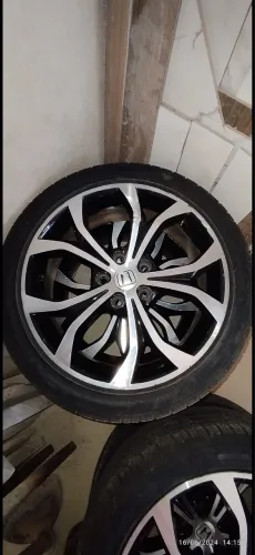 Vendo jogo de rodas com 4 pneus novos 215/45/18?