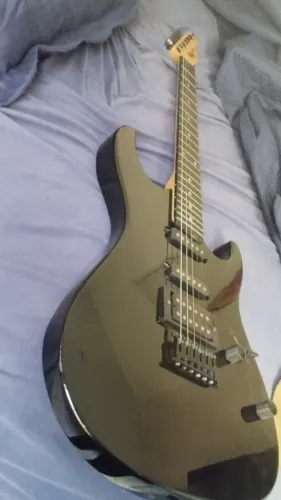 Guitarra strato preta.