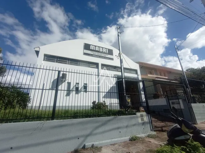 PAVILHÃO COM 200 M² - DE ESQUINA - BAIRRO RODRIGUES