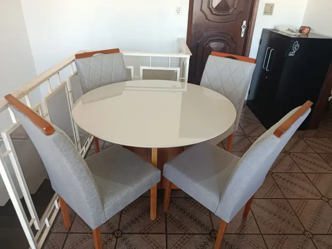 Mesa de jantar redonda com 4 cadeiras - Peça única