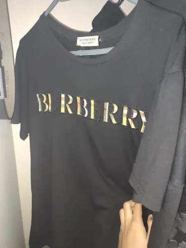 Camisa Burberry preta básica 