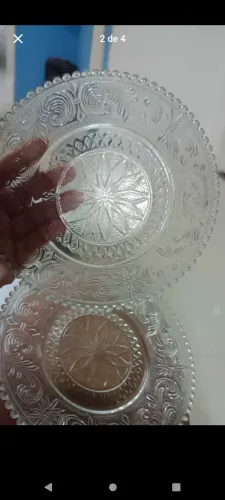 Prato de sobremesa em vidrão incolor moldado com desenho em relevo mede 19 cm