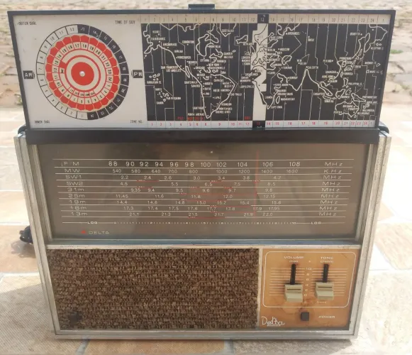Radio Deltha 9faixas Mod DBR5500.( Funciona precário, precisa  de  revisão  ou restauro.)