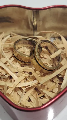 Aliança dourada para casamento ou noivado