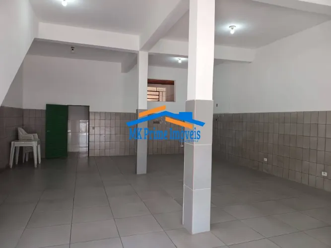 Prédio comercial em avenida de grande fluxo de veículos.