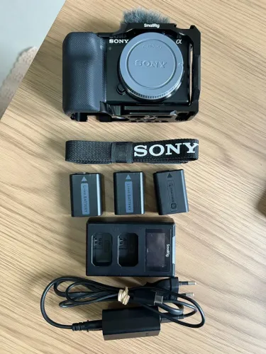 Sony ZV-E10 + Cage SmallRig + Kit 3 Baterias
