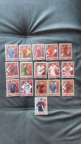 Lote com 16 figurinhas extras de 2022