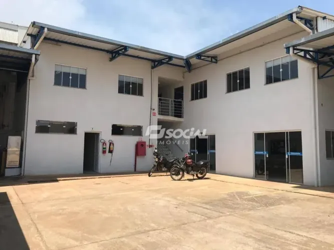 Excelente prédio com lindo espaço administrativo e galpões em localização super privilegia