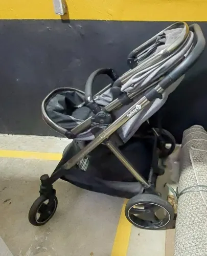 Carrinho de bebê + bebê conforto Safety 1st