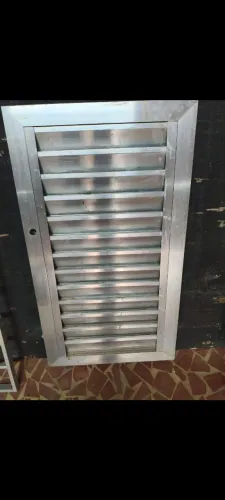 Porta de alumínio pequena, em ótimo estado!
