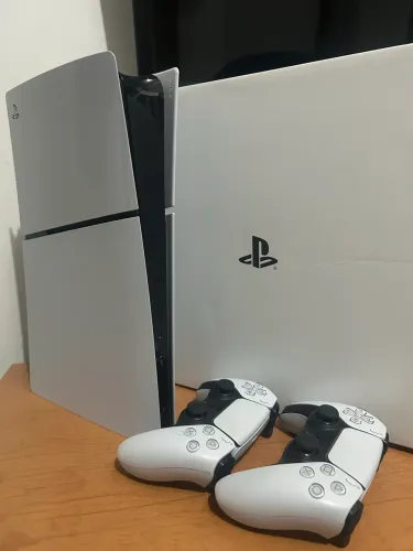 PlayStation 5 Slim Digital 825gb + 2 controles 