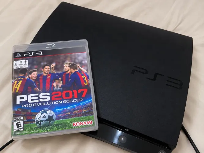 PS3 Slim Sony + Jogo de Futebol | SEM CONTROLES