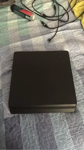 Ps4 slim, usado com 2 controles