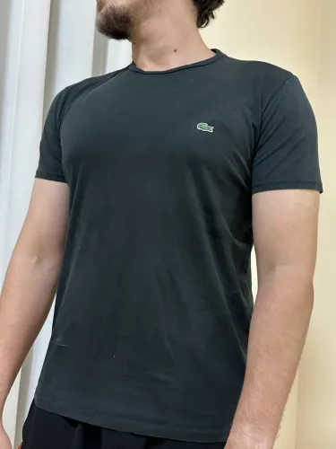 Camiseta Lacoste preta em perfeito estado P