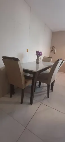 Mesa com 5 cadeiras