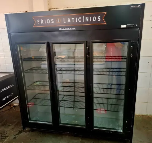 Geladeira Expositora Vertical 3 Portas | 2m x 2m | 220V | Excelente Estado