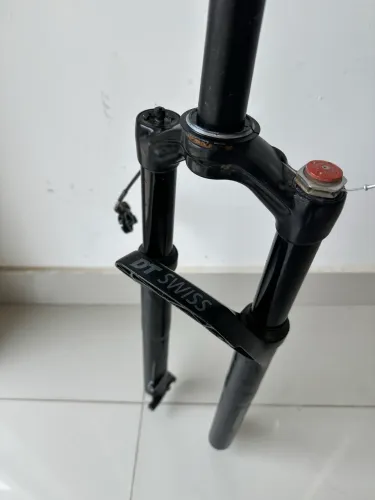 Suspensão bike DT Suisse com trava NÃO boost 