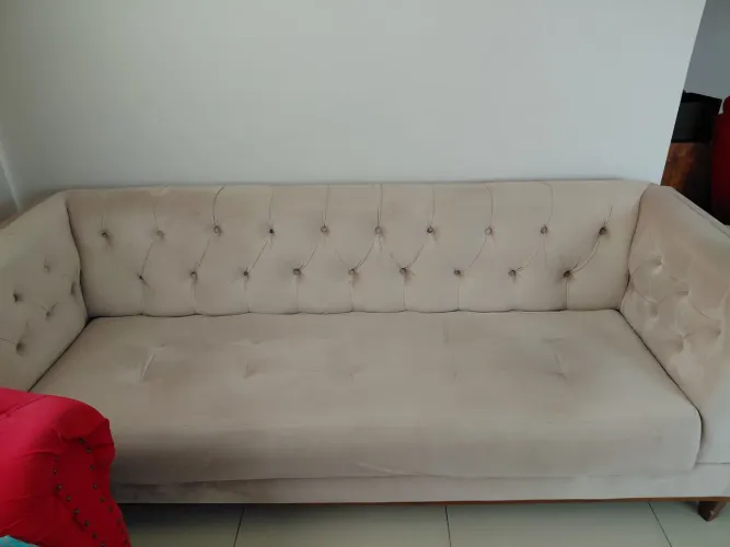 Sofá tom rosê claro, capitonê