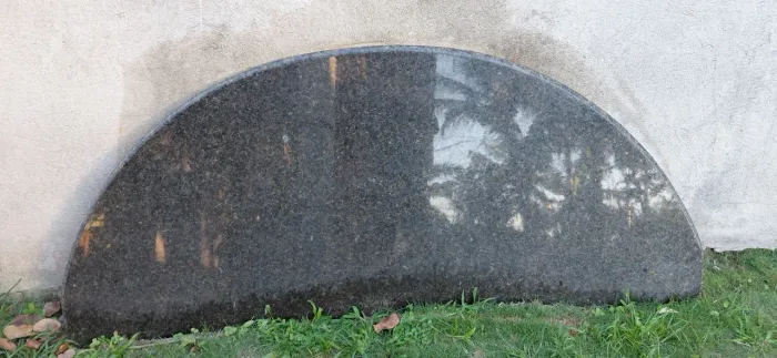 Pedra De Granito Meia Lua Polida Para Aparador, Bancada Ou Jardim