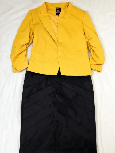 Conjunto Feminino Blazer Amarelo e Saia Preta - Ótimo Estado