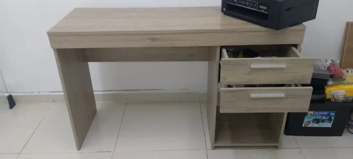 Escrivaninha com duas gavetas