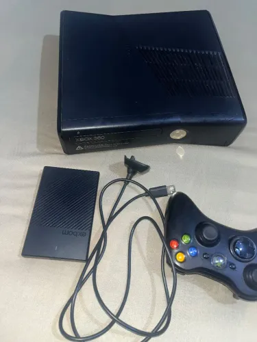 Xbox 360 slim rgh+hd com 50 jogos sistema Aurora+ uma manete original com carregador 