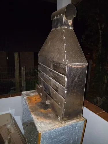 Churrasqueira de fazer churrasquinho.