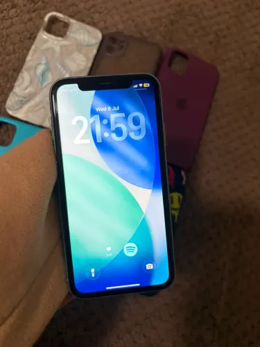 iPhone 11 com 6 capinhas grátis 