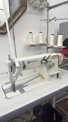Máquina Cobre Gola Industrial Sansei com Mesa e Motor Direct Drive
