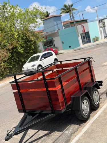 Reboque preto dois eixos 