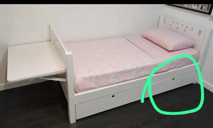 Cama sem colchão com mesinha adaptada por 200 reais 