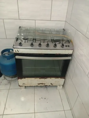 Fogão usado para vender logo funcionando.