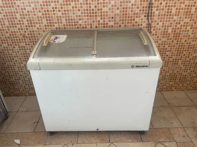 Freezer metal frio - 220v - porta de vidro