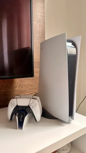 PlayStation 5 + 2 controles + base carregadora