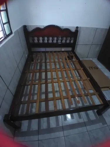 Cama de casal de madeira 