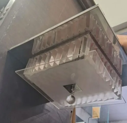 lustre plafon torre em cristal com capacidade para 4 lâmpadas. possui medidas de 36x36cm