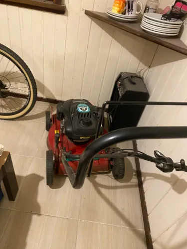 Máquina de cortar grama a gasolina