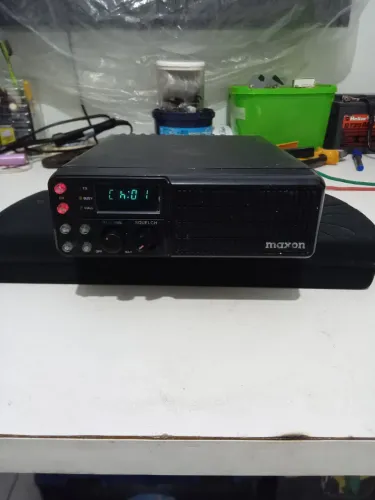 Rádio móvel bidirecional Maxon modelo SM-4150M.
