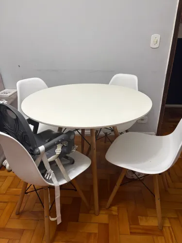 Conjunto de jantar com 4 cadeiras