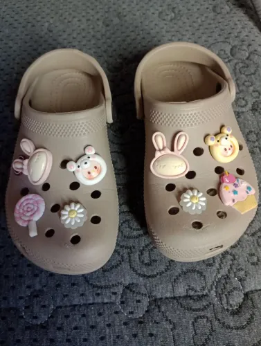 Crocs com botons