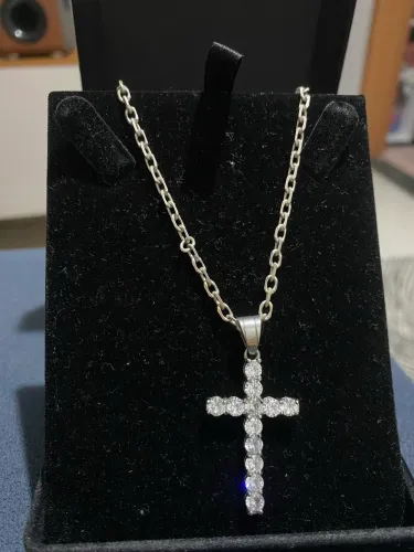 Cordão de prata com pingente de inox com pedras de zircônia 