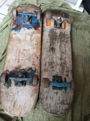 Lote 2 Skates Antigos / Desgastados (Para Retirada de Peças, Reforma ou Decoração)