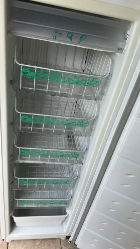 Freezer semi novo