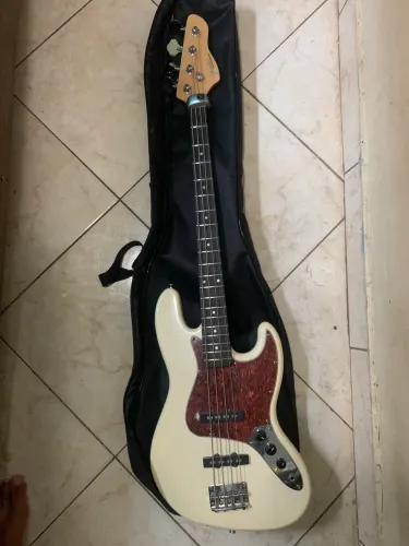 Baixo 4 cordas gianini