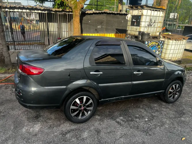 Fiat Siena Essence 1.6 Flex 16V 4P 2011