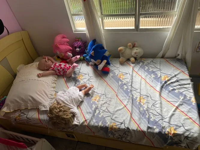 Cama de solteiro com gavetas em ótimo estado