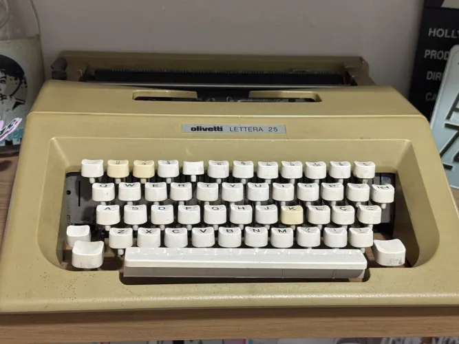 Máquina de Escrever Olivetti Lettera 25 - Antiguidade