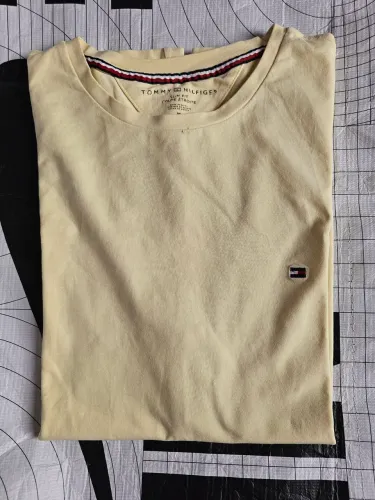 Camiseta Tommy Hilfiger- amarelo - original