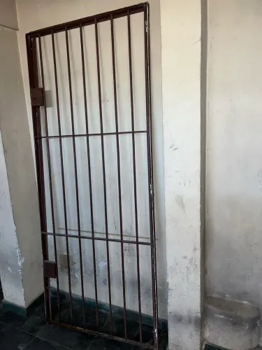 Portão de ferro com batente