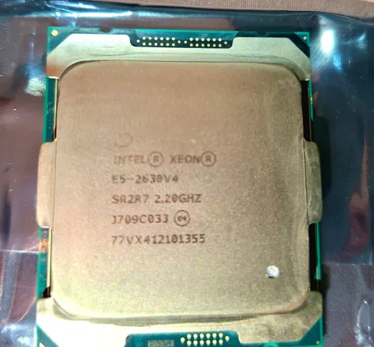 Processadores Intel Xeon E5-2630v4 e E5-2630v2.